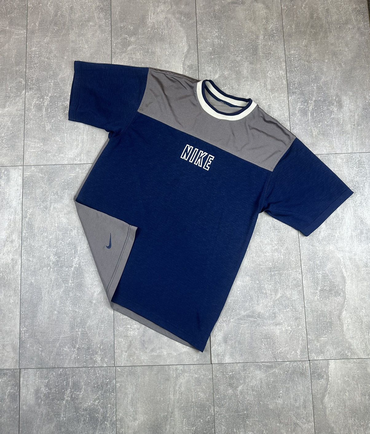 Nike Nike Vintage Rare Centr Swosh Tee Small Logo Size US L / EU 52-54 / 3 - 1 Thumbnail