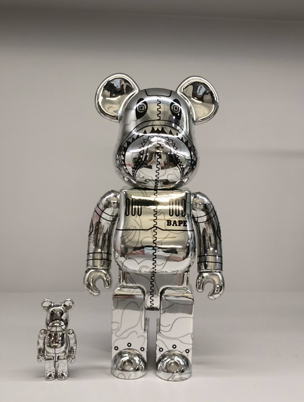 Medicom Bearbrick Bearbrick BAPE Mika Ninagawa Shark 100