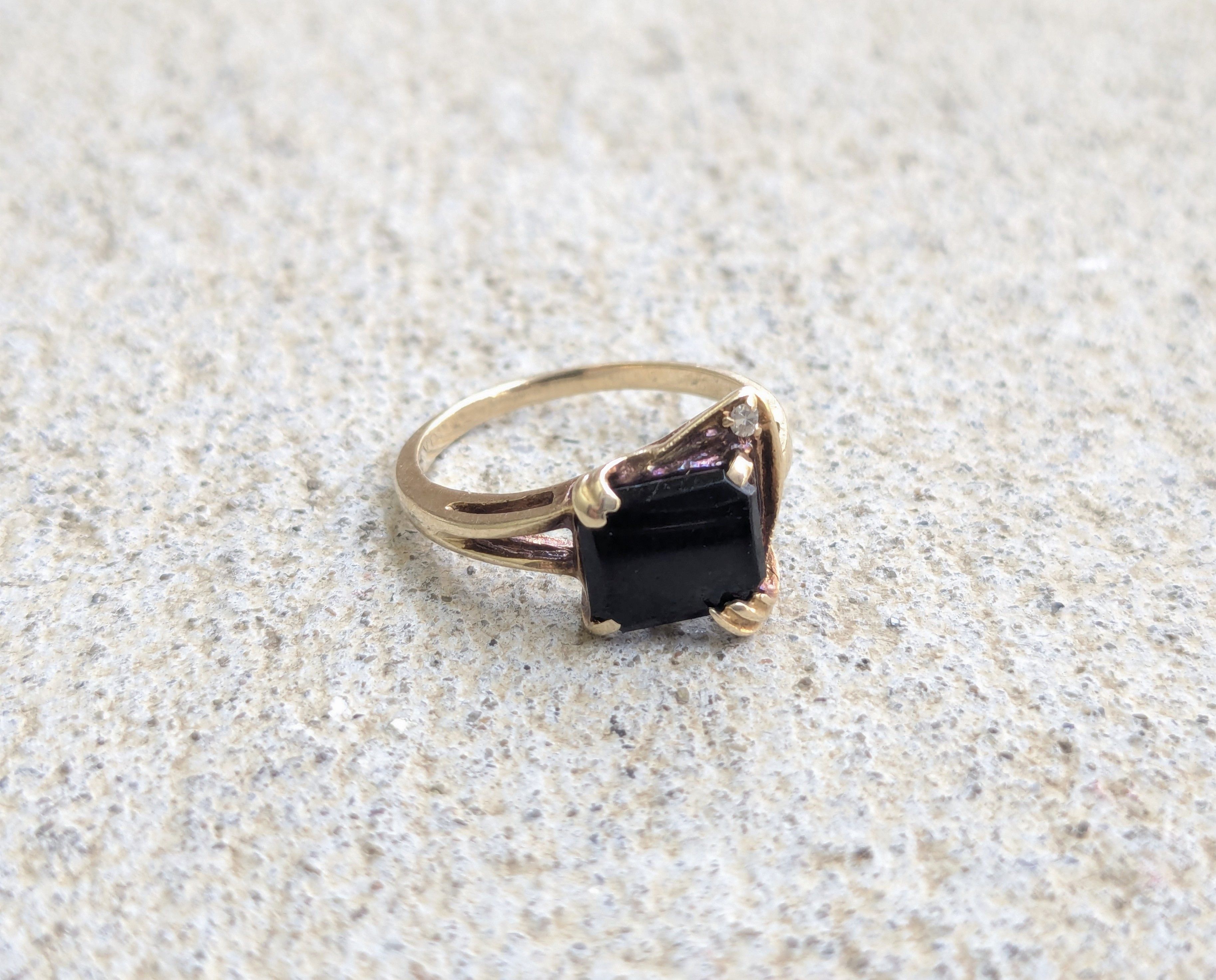Jewelry × Vintage 10k Yellow Gold Ring Black Onyx Diamond 5.75 Size ONE SIZE - 1 Thumbnail