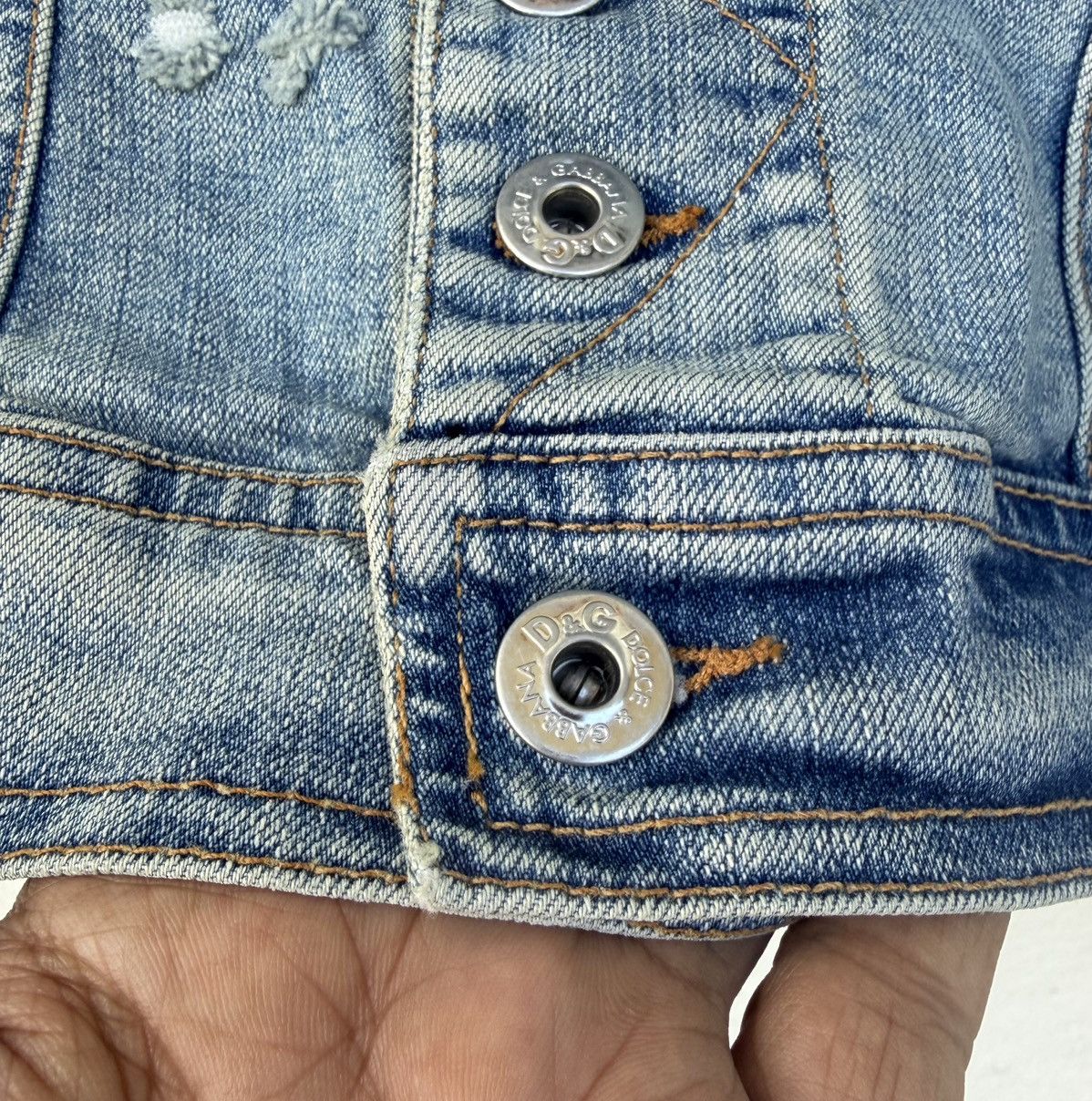 Dolce & Gabbana D&G Distressed Denim Jacket Light Wash Vintage Size XS / US 0-2 / IT 36-38 - 18 Thumbnail