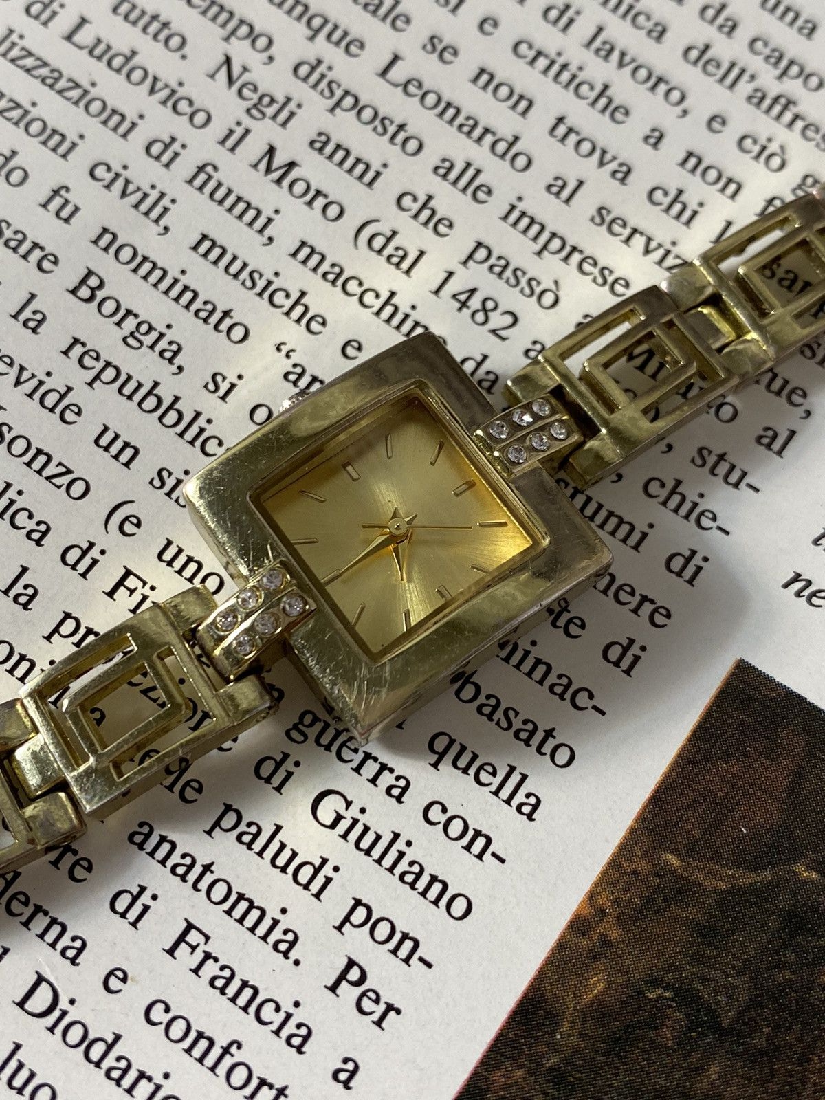 Japanese Brand Elegant Avon Quartz Watch - Gold Tone, Tested Working Size ONE SIZE - 4 Thumbnail