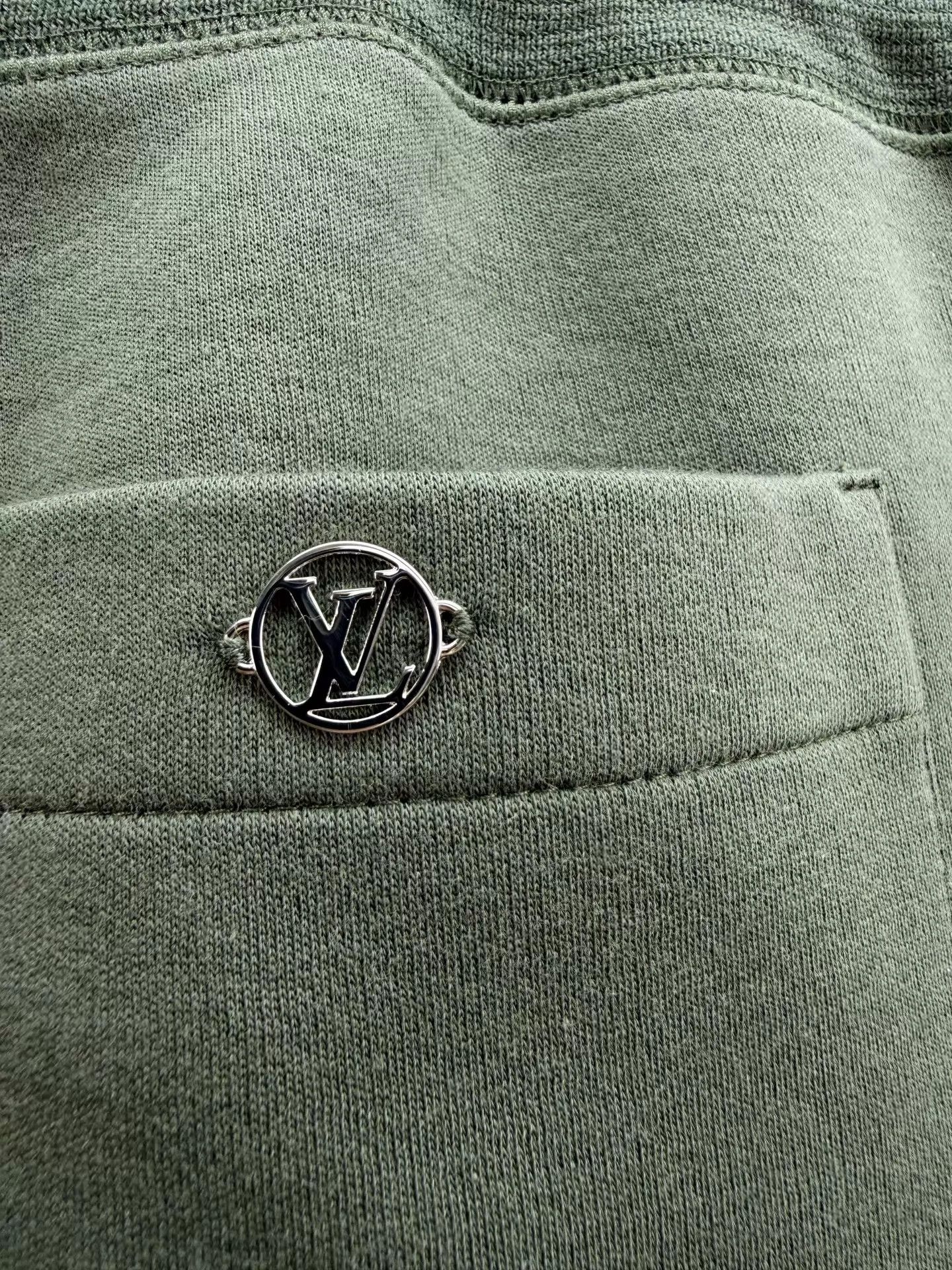 Louis Vuitton Louis Vuitton LV sweatpants new with tags M Size US 32 / EU 48 - 4 Thumbnail