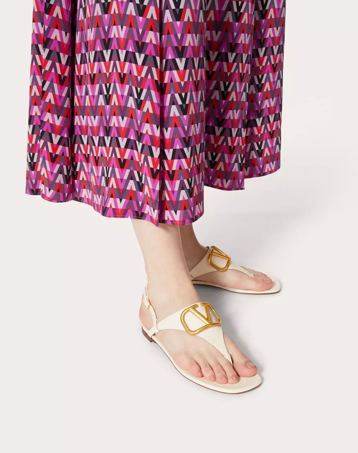 Valentino o1s1wg110625 Vlogo Signature Flat Thong Sandal in White Size US 8.5 / IT 38.5 - 6 Thumbnail