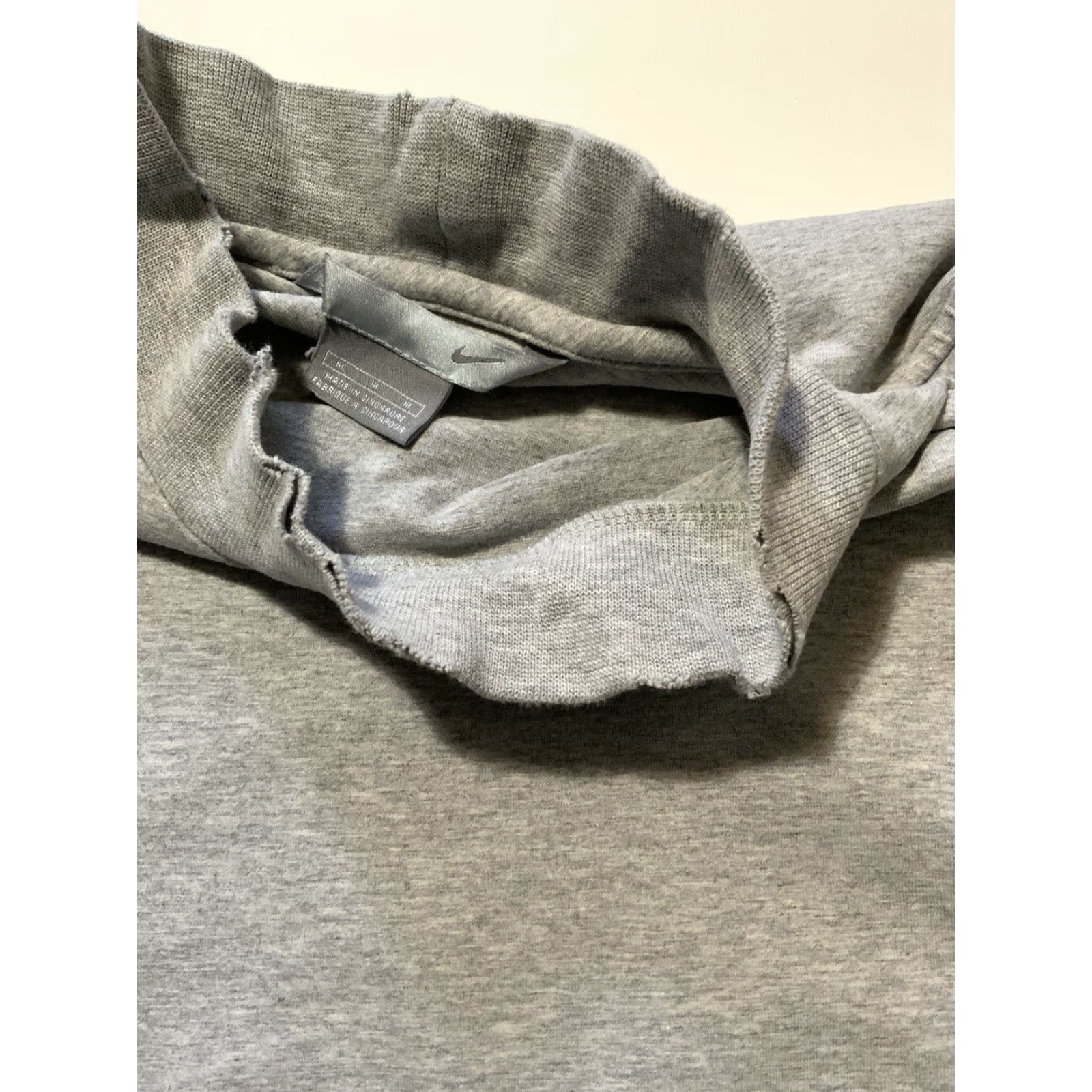 Nike VINTAGE Nike Sportswear Mock Neck Swoosh Heather Gray L/S T-Shirt M Mens Size M Size US M / EU 48-50 / 2 - 7 Thumbnail