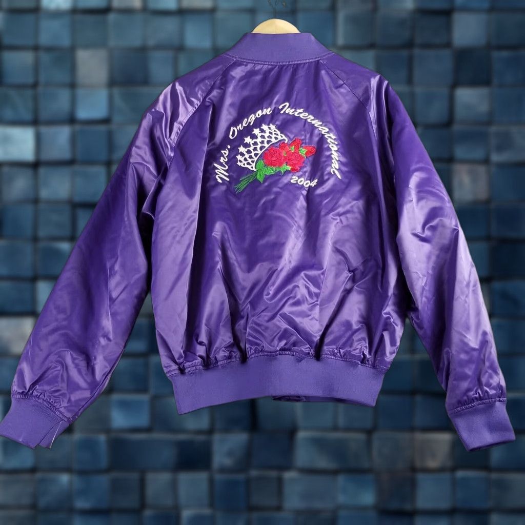 Vintage VINTAGE West Ark Oregon Satin Jacket L Mens Bomber Jacket Purple Satin Nylon Lined Embroidered Logo USA Flower Preppy Retro 90s Party/Cocktail Size US L / EU 52-54 / 3 - 1 Thumbnail
