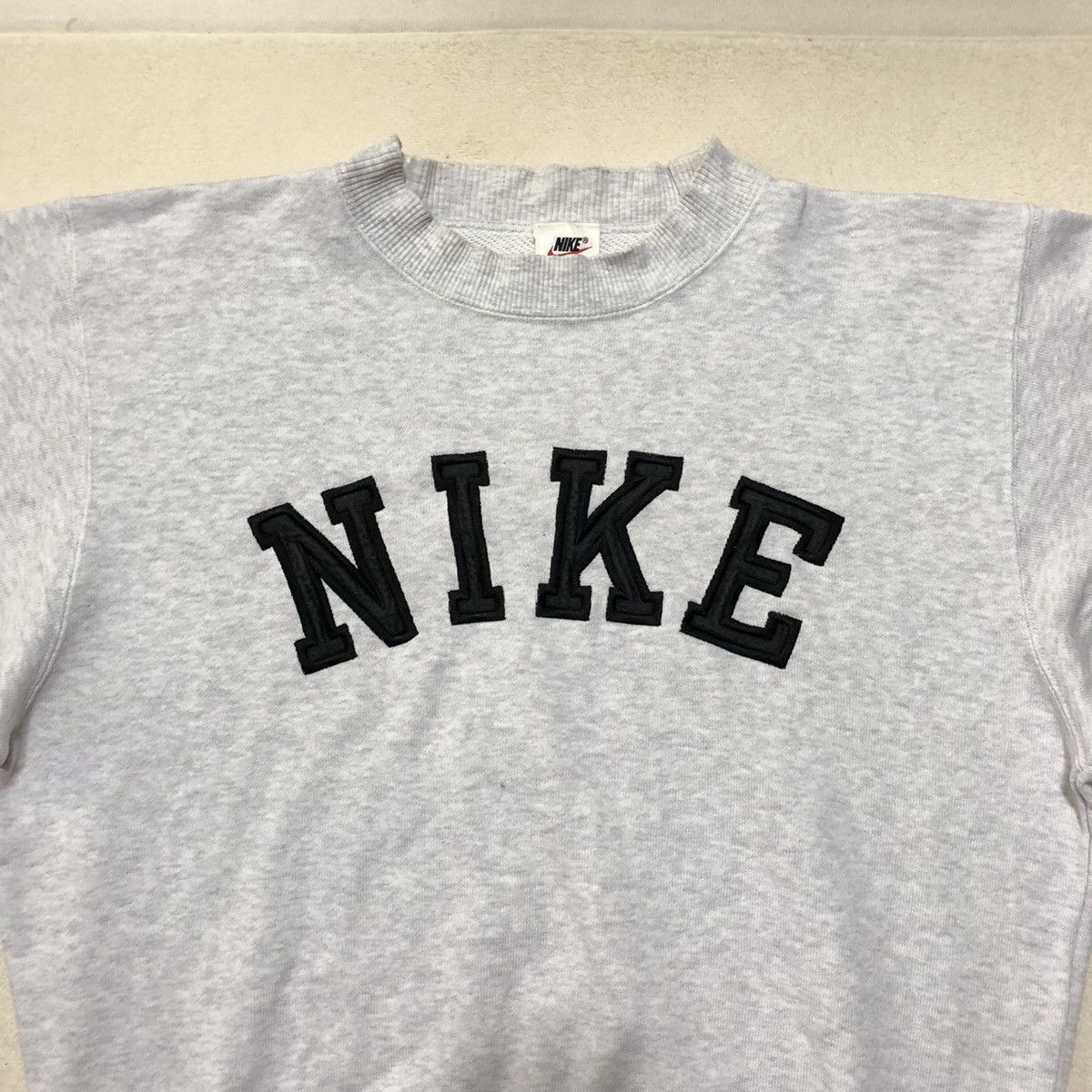 Nike × Vintage VINTAGE 90s NIKE Embroidered Spellout Logo Sweatshirt Size US M / EU 48-50 / 2 - 2 Thumbnail