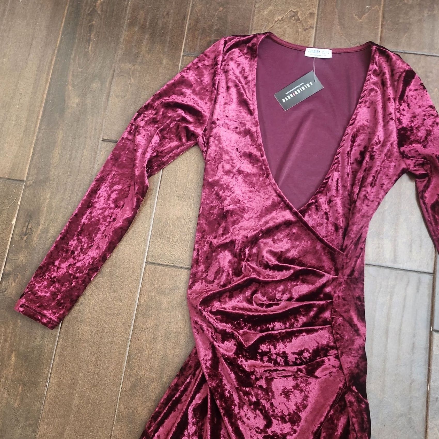 Fashion Nova Fashion Nova Riya Crushed Velvet Dress M Burgundy Wrap NWT Size M / US 6-8 / IT 42-44 - 4 Thumbnail
