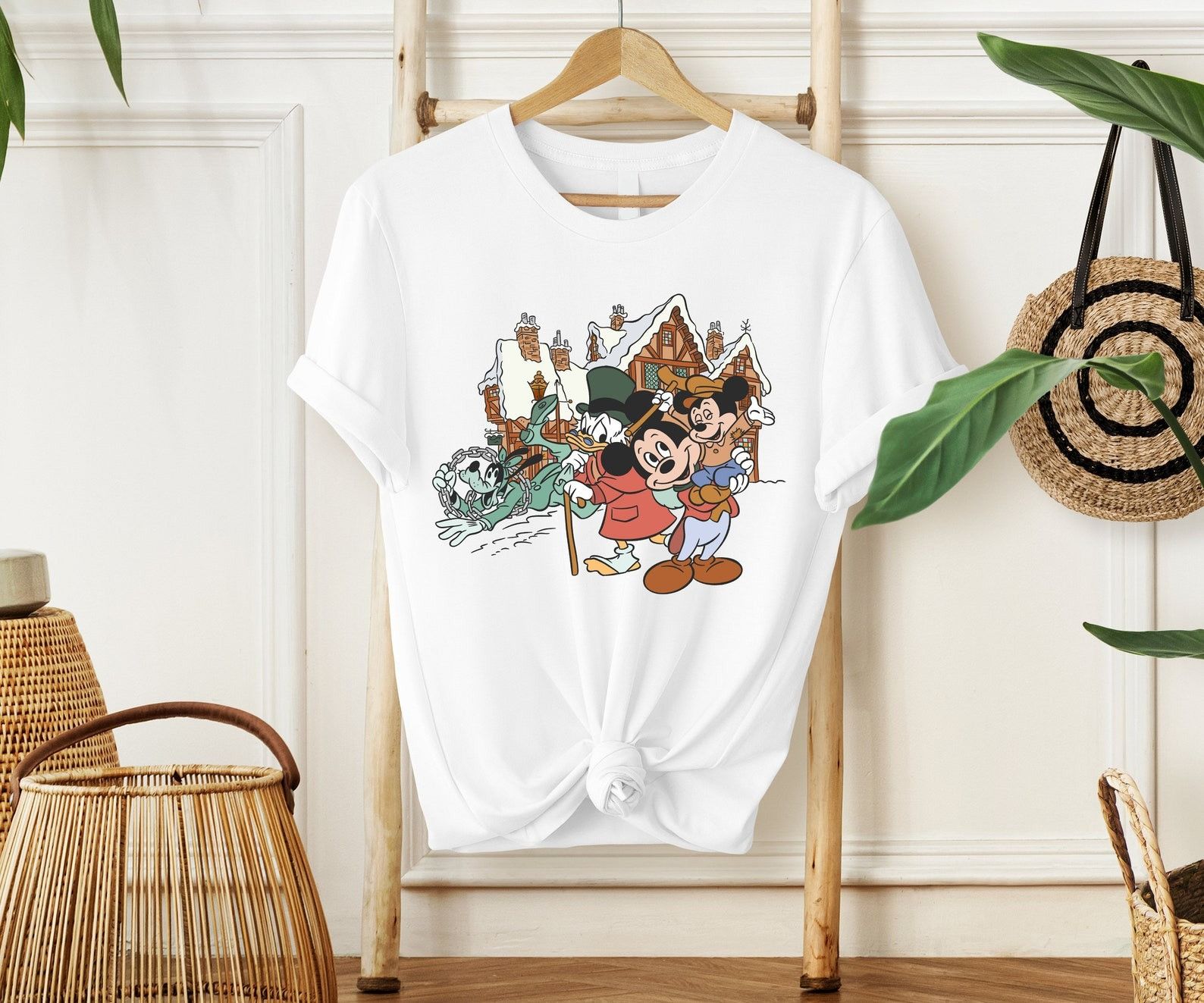 Designer × The Unbranded Brand Christmas Friends Shirt, Christmas Shirt Size XL / US 12-14 / IT 48-50 - 1 Thumbnail