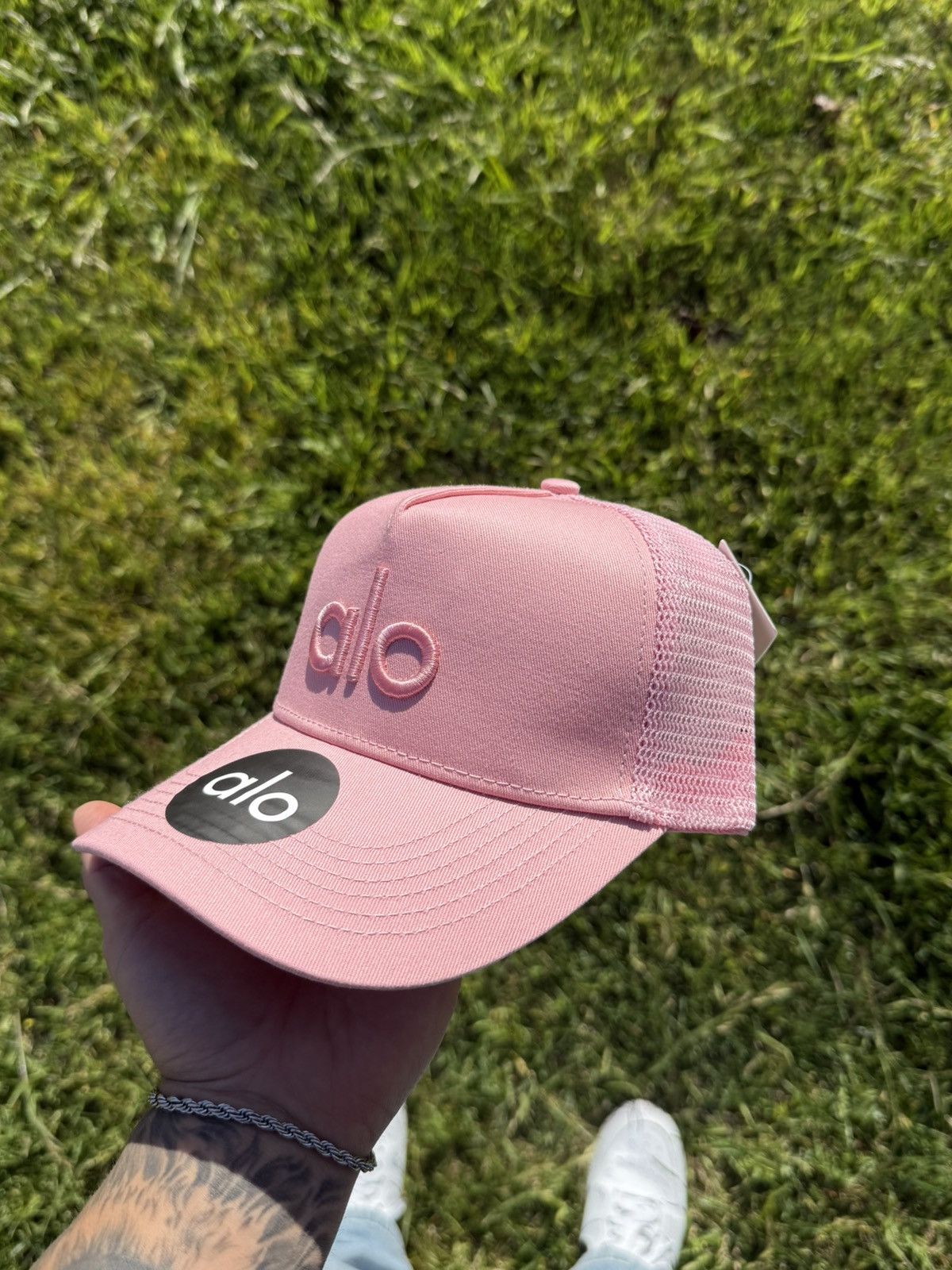 Alo Yoga Alo performance OFF DUTY CAP in white with black logo