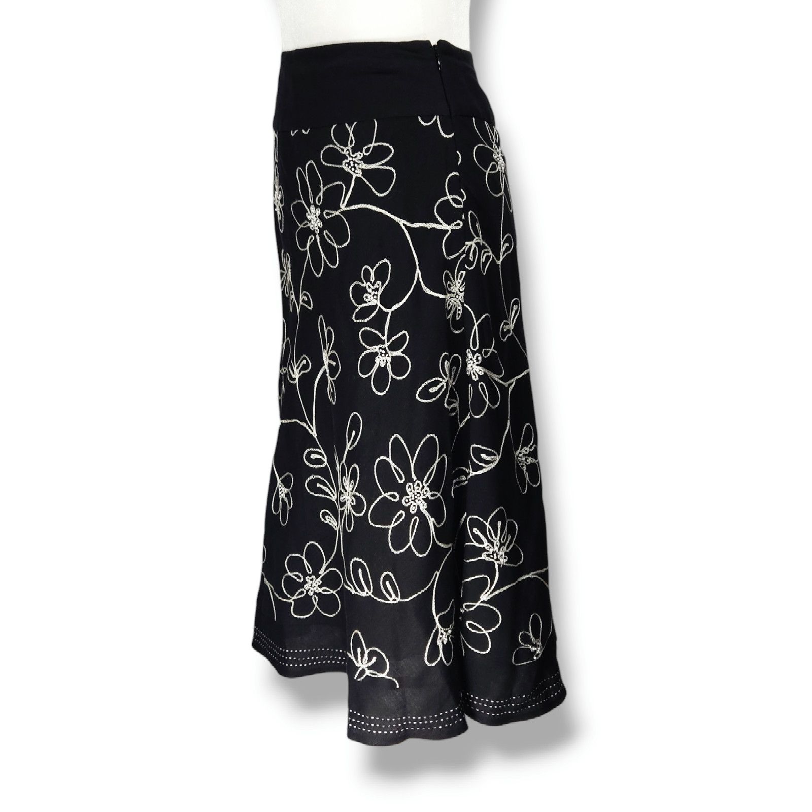 Other EUC Tweeds Flower Embroidery Flare Skirt Sz. 8 Black White Size 30" / US 8 / IT 44 - 3 Thumbnail