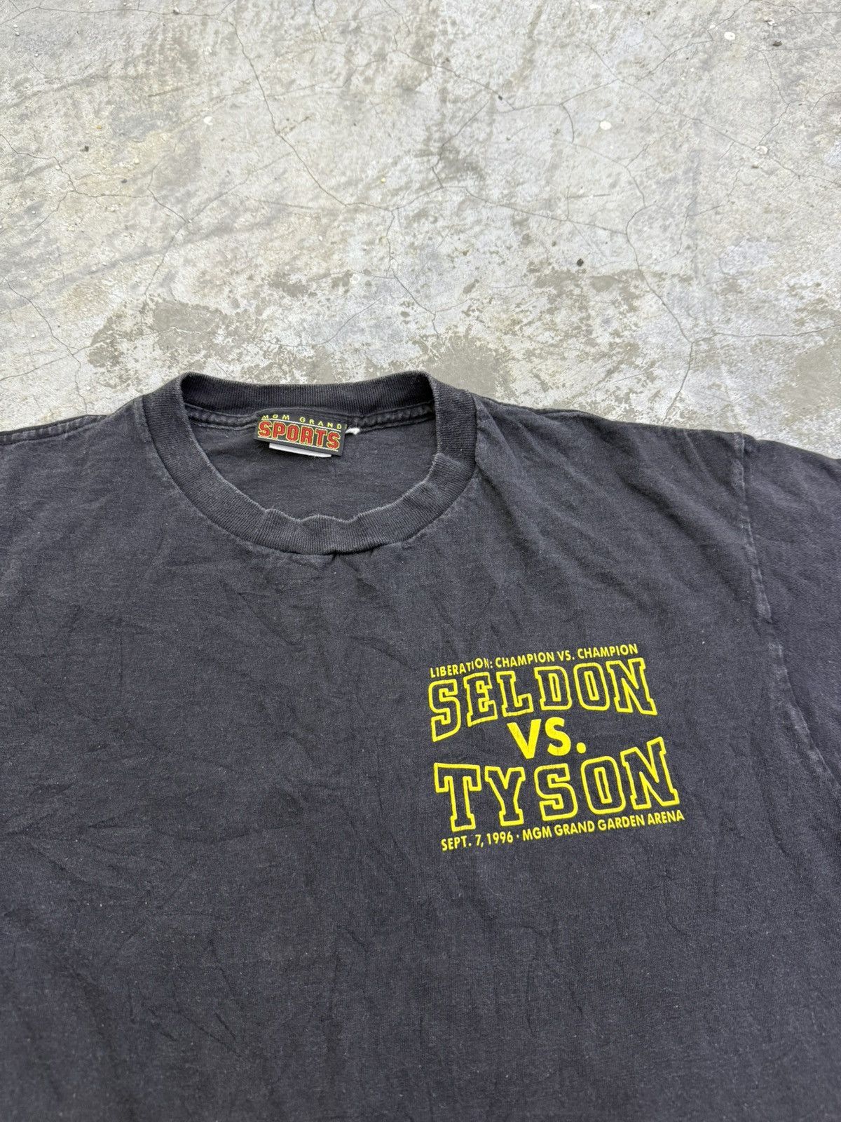 Vintage Vintage Mike Tyson T-Shirt MGM Grand 90s (RARE, Original) Size US L / EU 52-54 / 3 - 5 Thumbnail