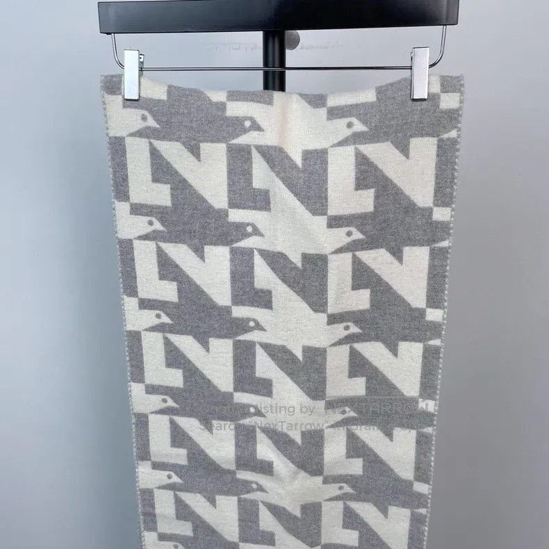 Louis Vuitton Louis Vuitton Houndstooth grey and white fringed large log Size ONE SIZE - 3 Thumbnail