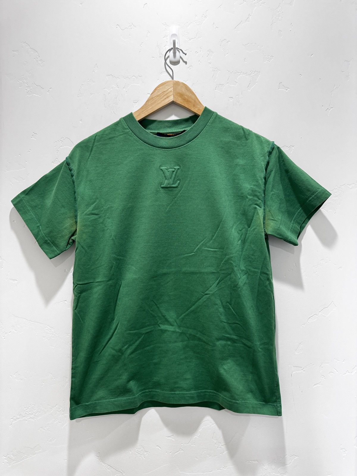 Louis Vuitton Louis Vuitton Embossed LV Patch T-Shirt Size US XS / EU 42 / 0 - 1 Thumbnail