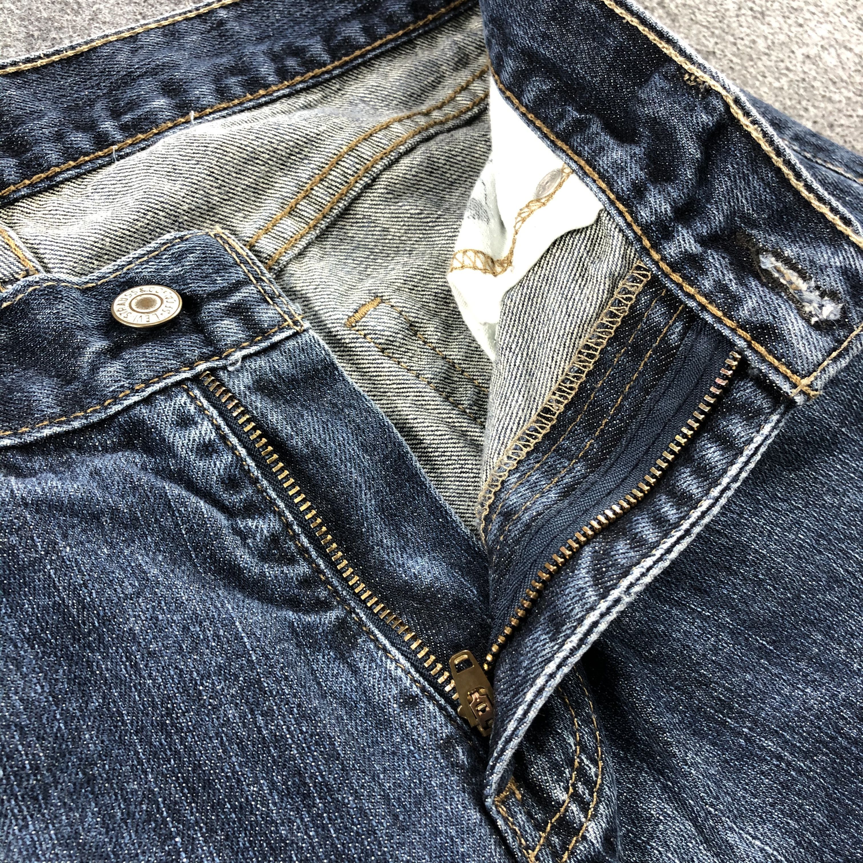 Levi's Vintage Blue Wash Levis Jeans-J2200 Size US 29 - 10 Thumbnail