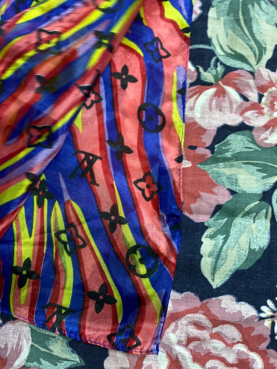Louis Vuitton Louis Vuitton Multicolor Silk Geometric Shawl Scarf . Size ONE SIZE - 8 Thumbnail