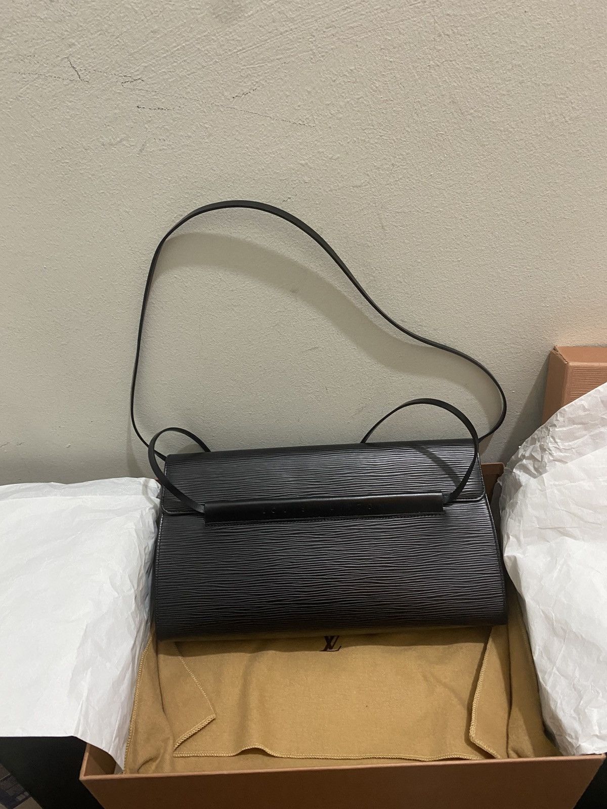 Louis Vuitton LOUIS VUITTON BLACK LEATHER HANDBAG Size ONE SIZE - 11 Thumbnail