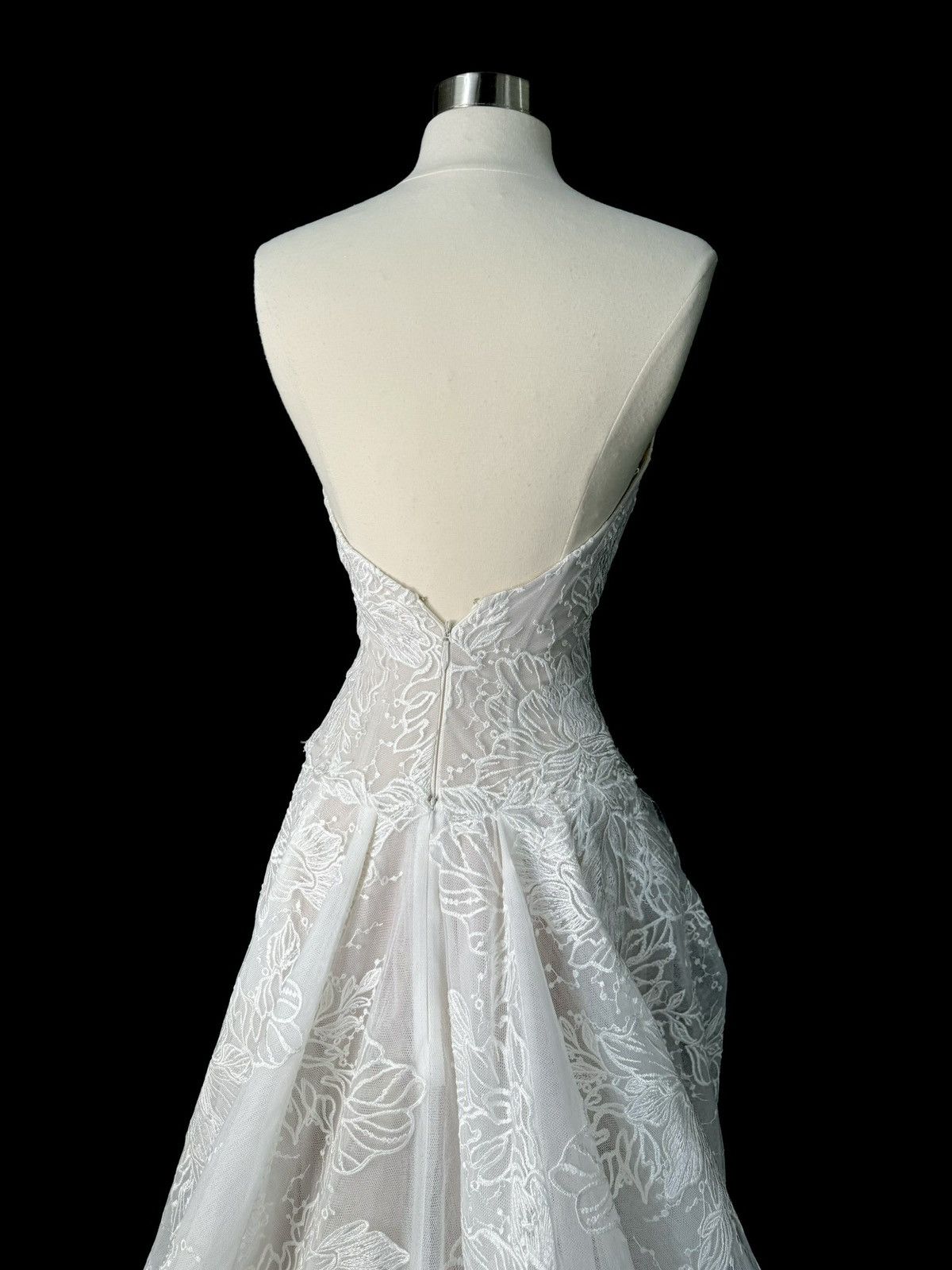 Preloved US 2-4 Anna Augusta Embroidery lace Bridal Gown