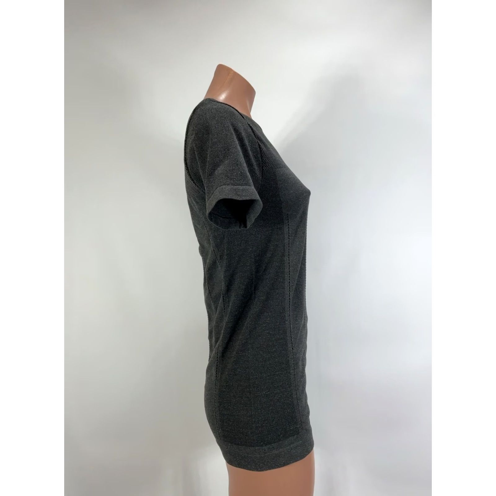 Fabletics VINTAGE Fabletics Delta Seamless Short-Sleeve Tee Top Dark Grey/Vanilla Large Womens Size L / US 10 / IT 46 - 7 Thumbnail