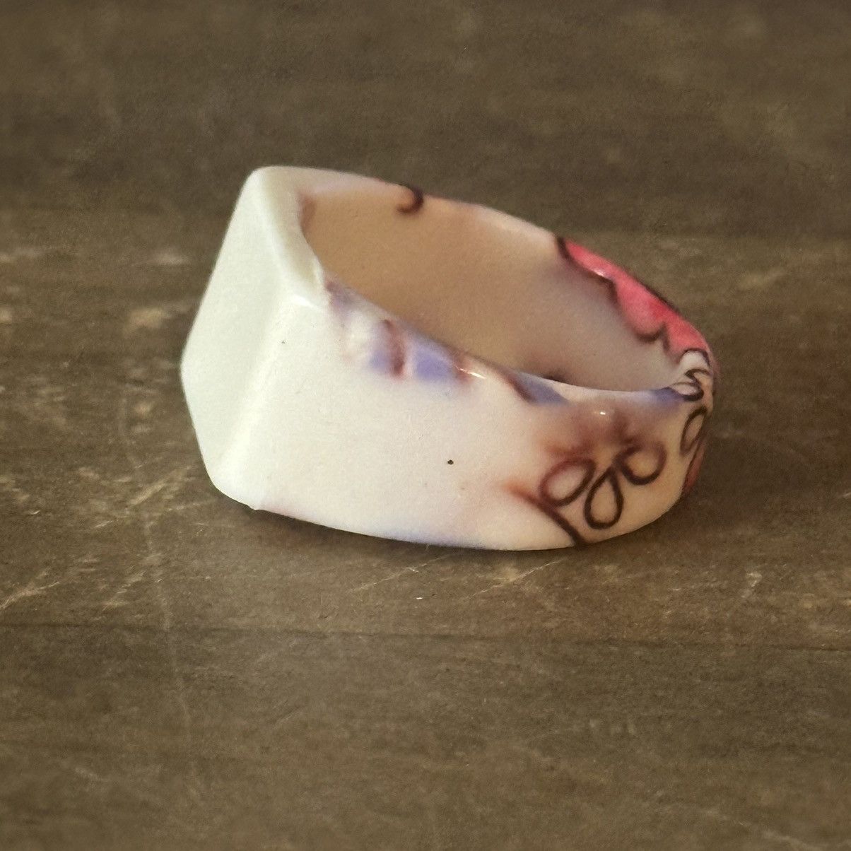 Vintage Vintage white floral resin ring Size ONE SIZE - 6 Thumbnail