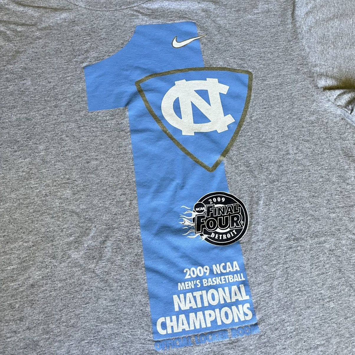 Nike × Vintage Vintage 2009 Nike UNC College Basketball Champions Logo Tee Size US XL / EU 56 / 4 - 2 Thumbnail