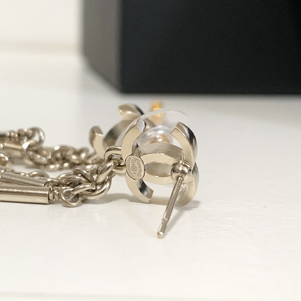Chanel Chanel gold king dangly Pearl charm earrings Size ONE SIZE - 15 Thumbnail