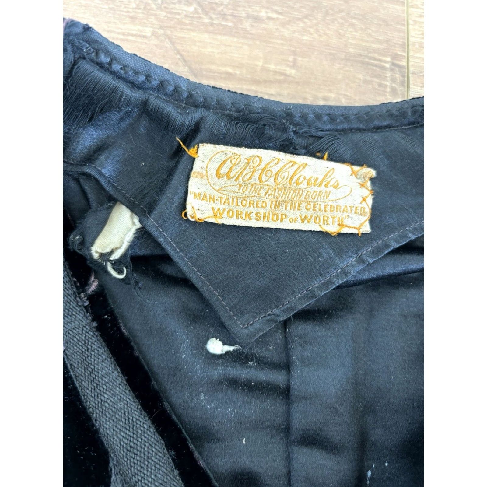 Vintage VINTAGE Alexander Black ABC Cloaks Tailored Velvet Velour Jacket 1883 Yellowstone Black Velvet Jacket Mens L 1880s 1890s USA MADE Size US L / EU 52-54 / 3 - 2 Thumbnail
