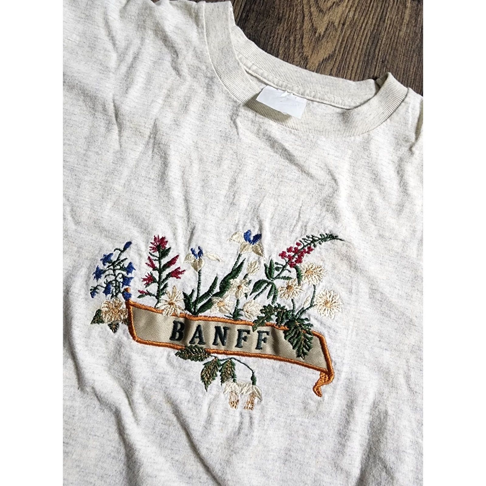Vintage VINTAGE Unbranded T-Shirt Mens M Banff Canada National Park Embroidered Flower Gray 90s 80s Shirt Short Sleeve Crew Neck Size US M / EU 48-50 / 2 - 7 Thumbnail