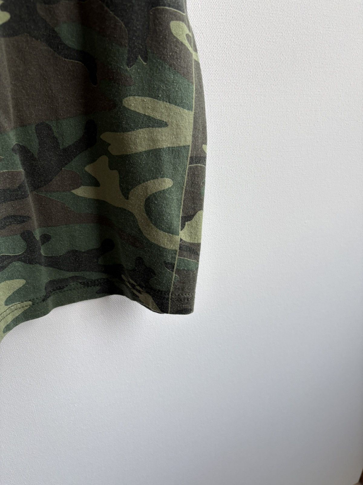 Vintage Vintage Streetwear 90s Faded Camo Gun Store T-shirt Size US L / EU 52-54 / 3 - 7 Thumbnail