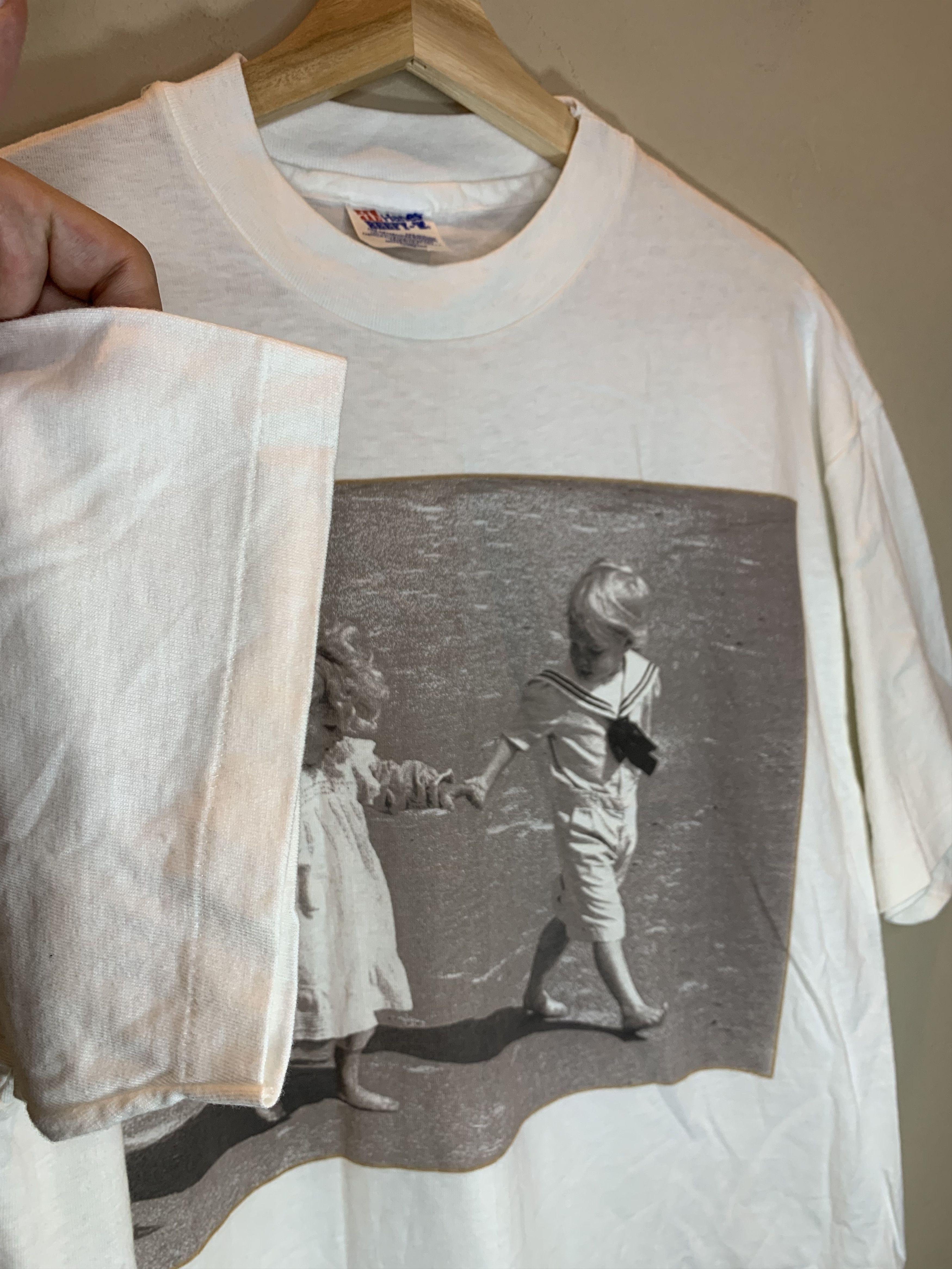 Vintage RARE* Vintage 90s Children Holding Hands Beach Photo T-Shirt Size US L / EU 52-54 / 3 - 4 Thumbnail