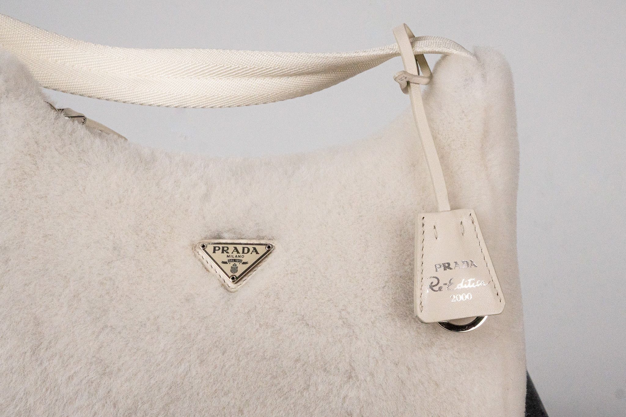 Prada Re-Edition 2000 shearling shoulder bag in white Size ONE SIZE - 3 Thumbnail