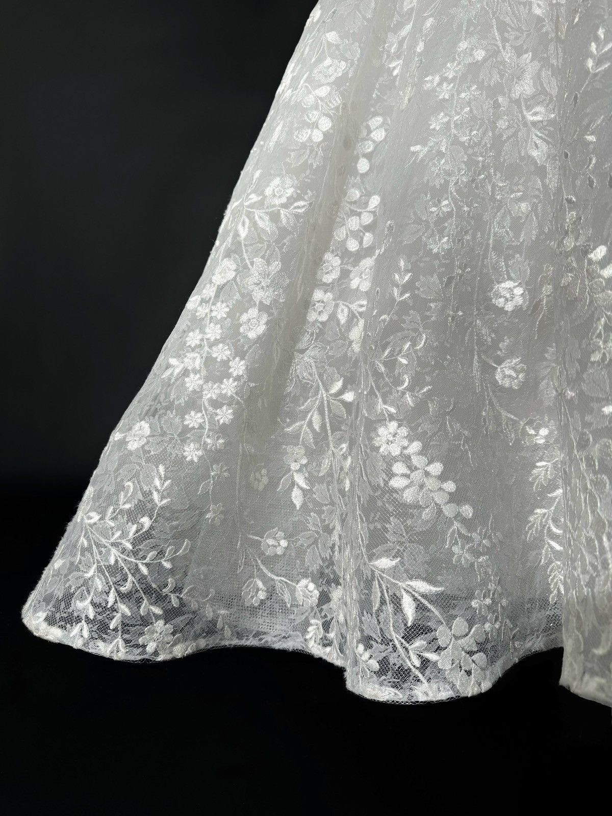 Other Preloved US 8 Embroidery Lace Anna Augusta Wedding Dress Size M / US 6-8 / IT 42-44 - 5 Thumbnail