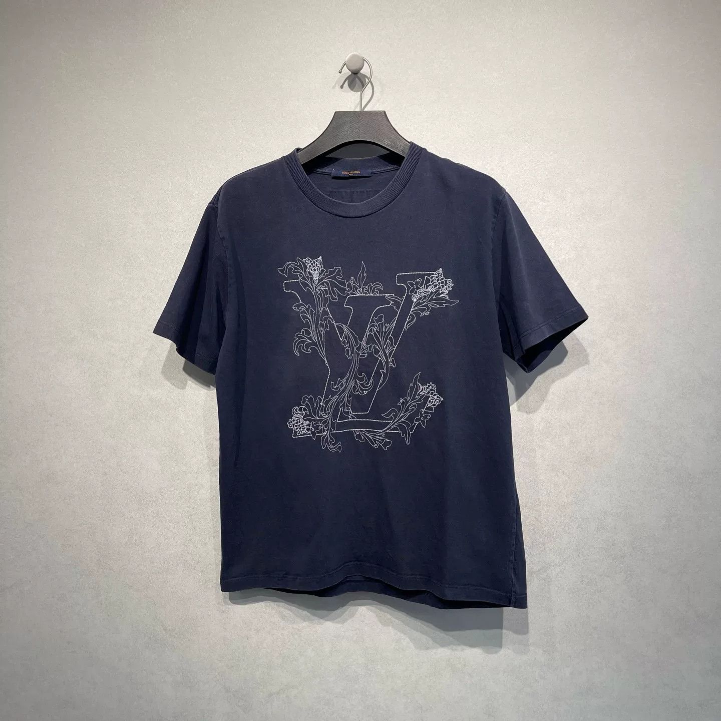Louis Vuitton Louis Vuitton Floral Logo Embroidered Tee Size US XL / EU 56 / 4 - 1 Thumbnail