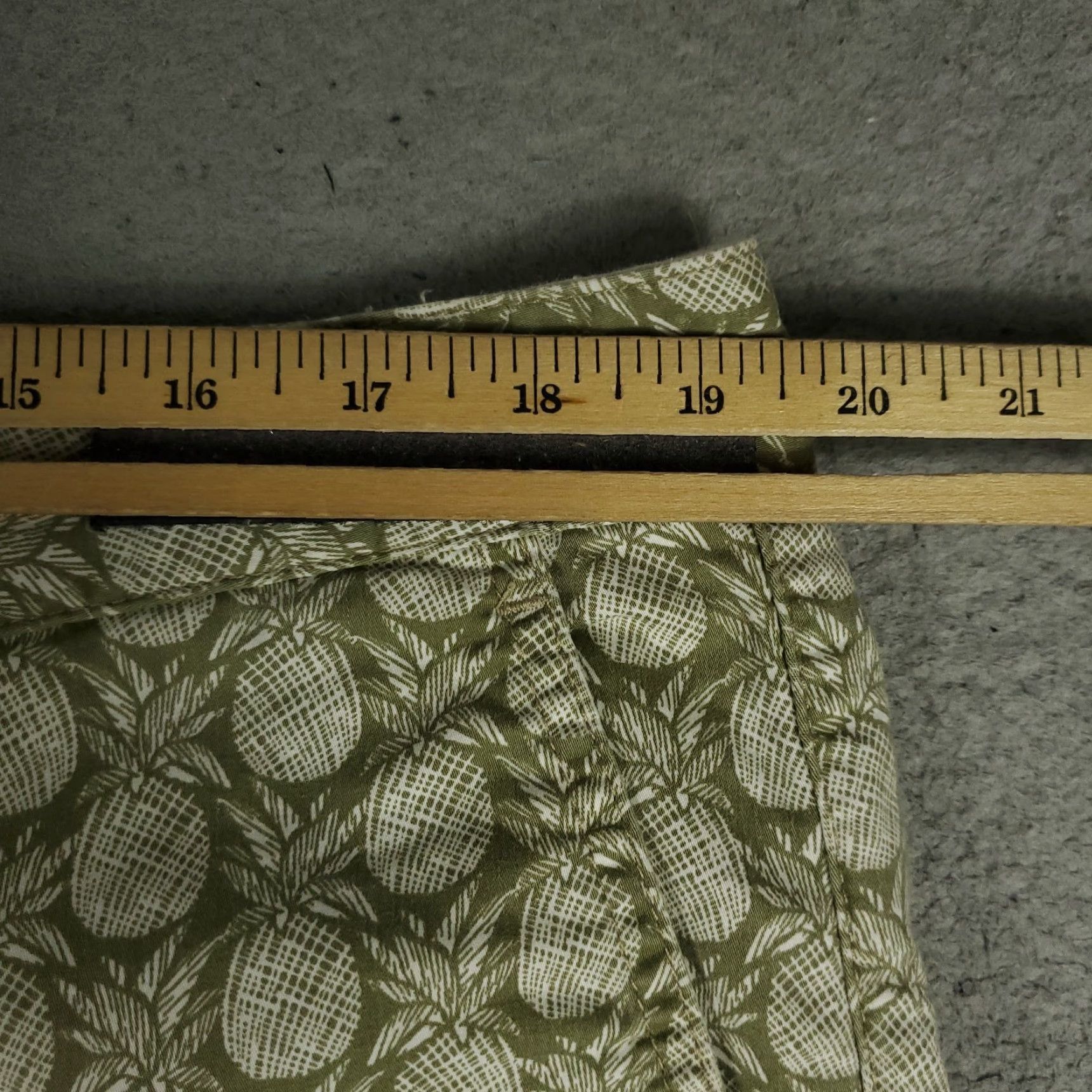 Tommy Bahama Tommy Bahama Shorts Mens 38 Green Pineapple Print Cotton Blend Flat Front Chino Mens Regular Slimless? Size US 38 / EU 54 - 4 Thumbnail