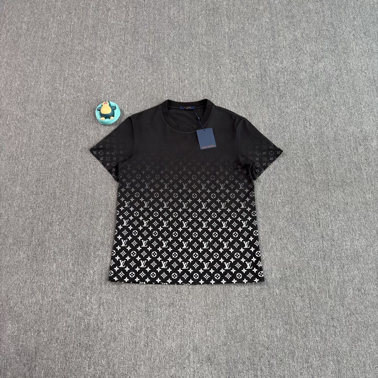 Louis Vuitton LV Gradient Black All-Over Print Tee Size US XL / EU 56 / 4 - 1 Thumbnail