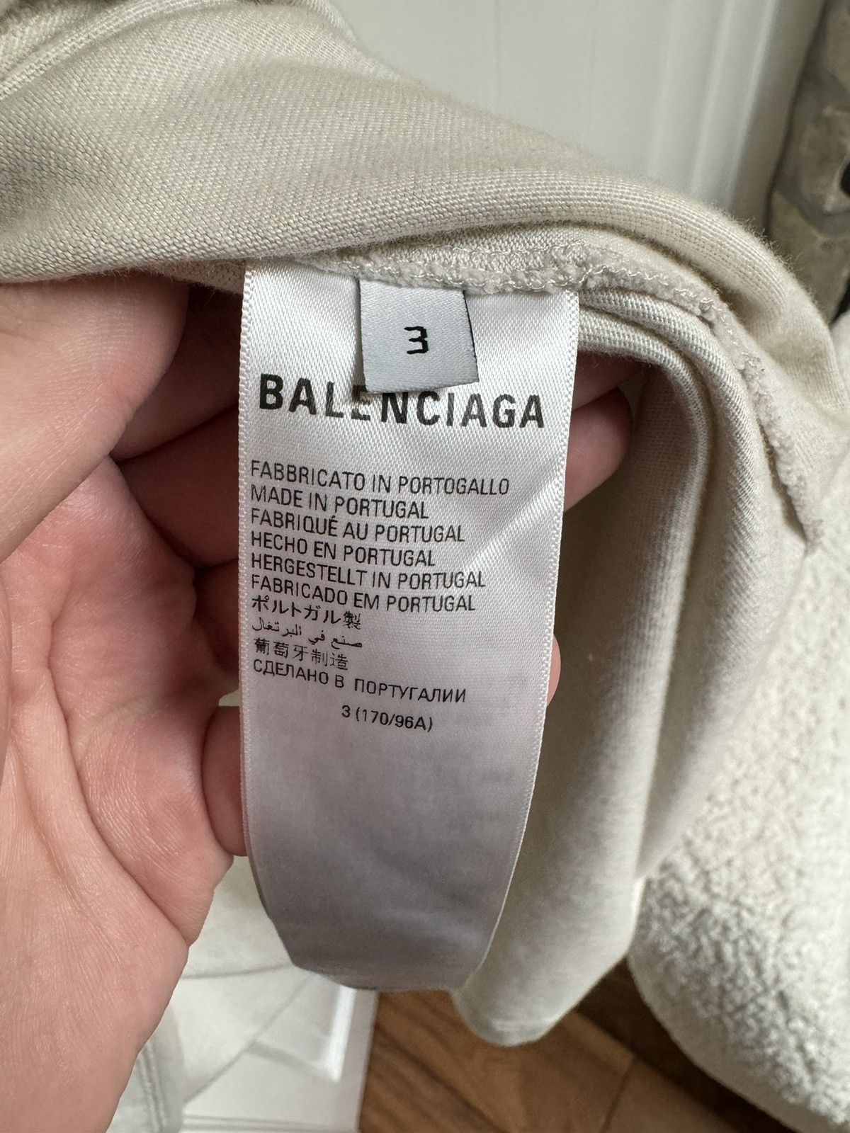 Balenciaga Balenciaga Be Different Apple T-Shirt Size US L / EU 52-54 / 3 - 4 Thumbnail