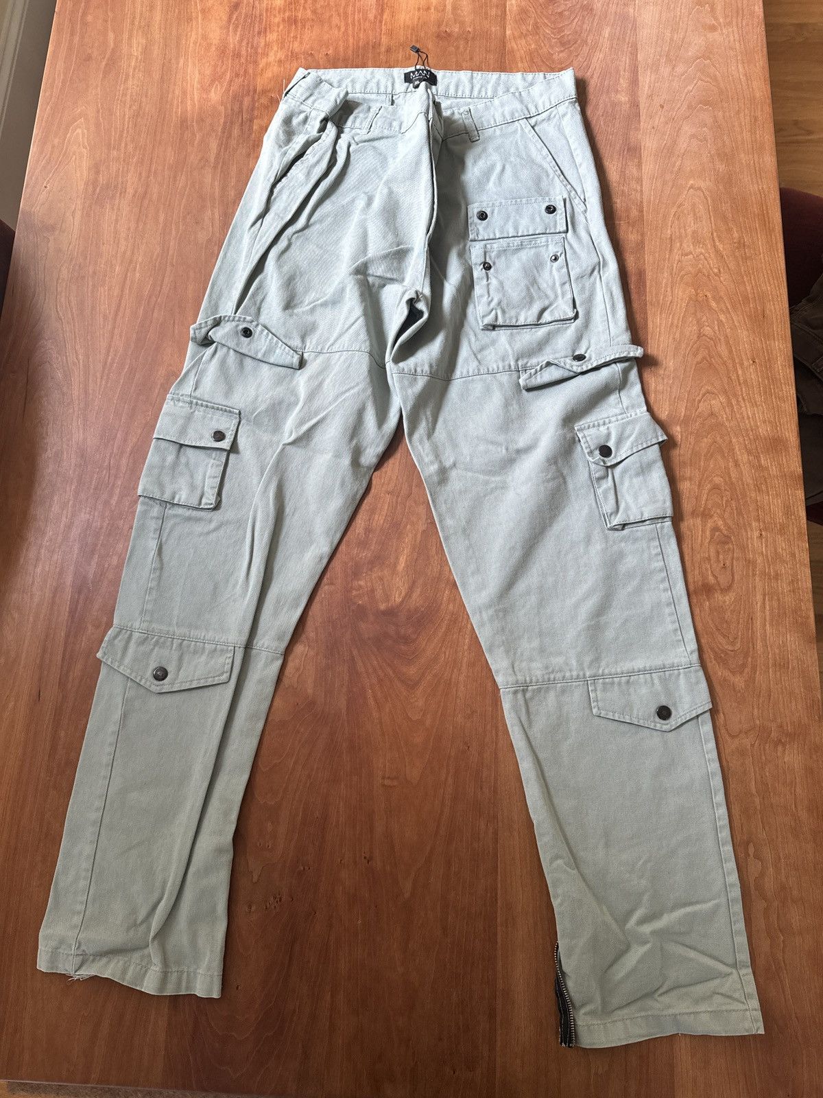 Boohoo BooHooMan Baggy Cargos light green Size US 36 / EU 52 - 1 Thumbnail