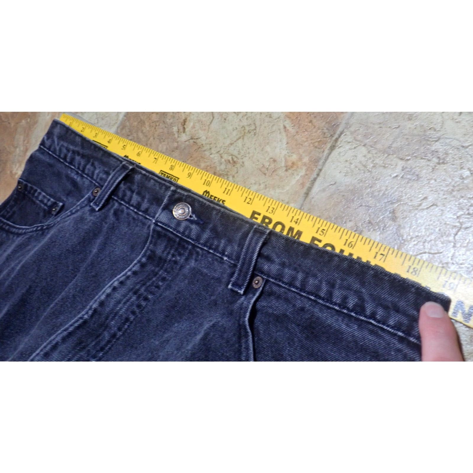 Levi's VINTAGE Levi's 560 Relaxed Fit Jeans 38x31 Black Denim | 90s USA Classic Men's Tapered Relaxed Fit, Dark Wash, Made in USA Size US 38 / EU 54 - 6 Thumbnail