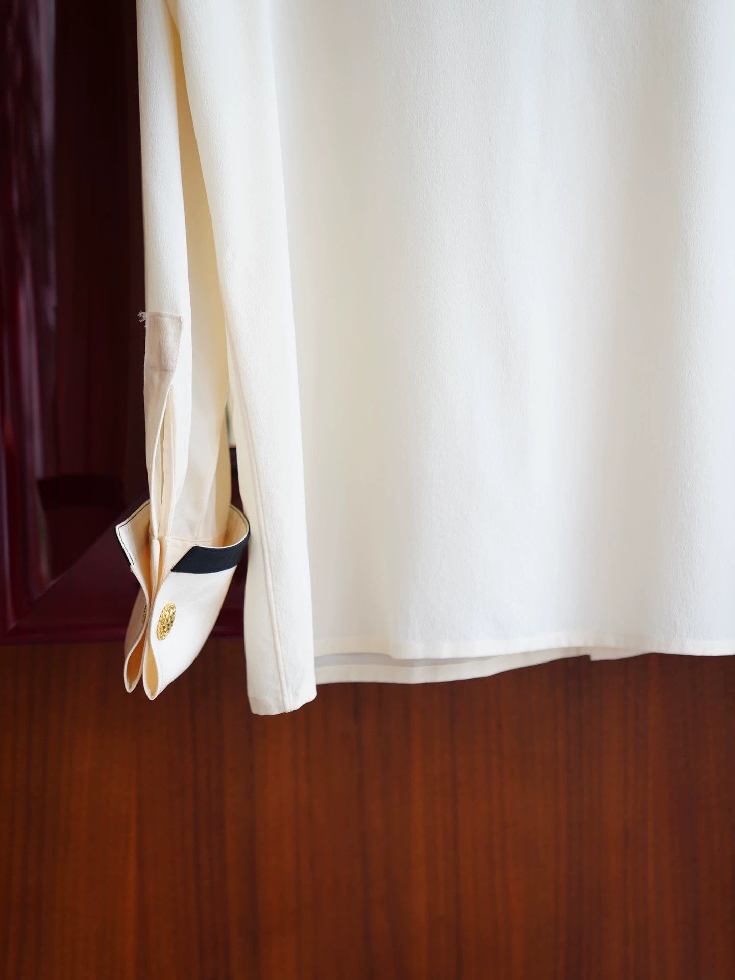 Chanel Chanel Vintage Silk Cream Preppy Shirt with Removable Gold Cufflinks Size S / US 4 / IT 40 - 8 Thumbnail