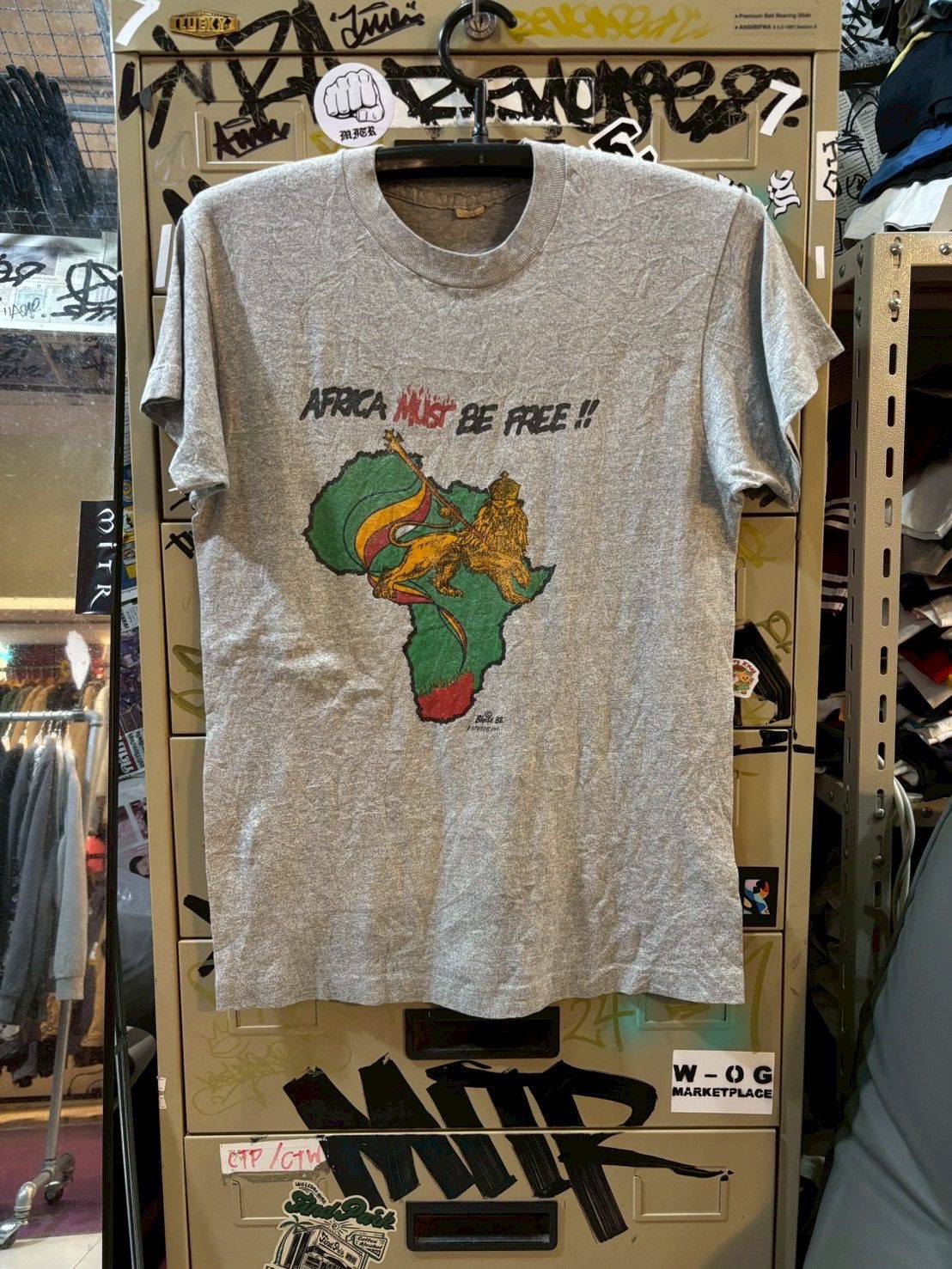 Band Tees Africa Must be free 1982’s Size US M / EU 48-50 / 2 - 1 Thumbnail