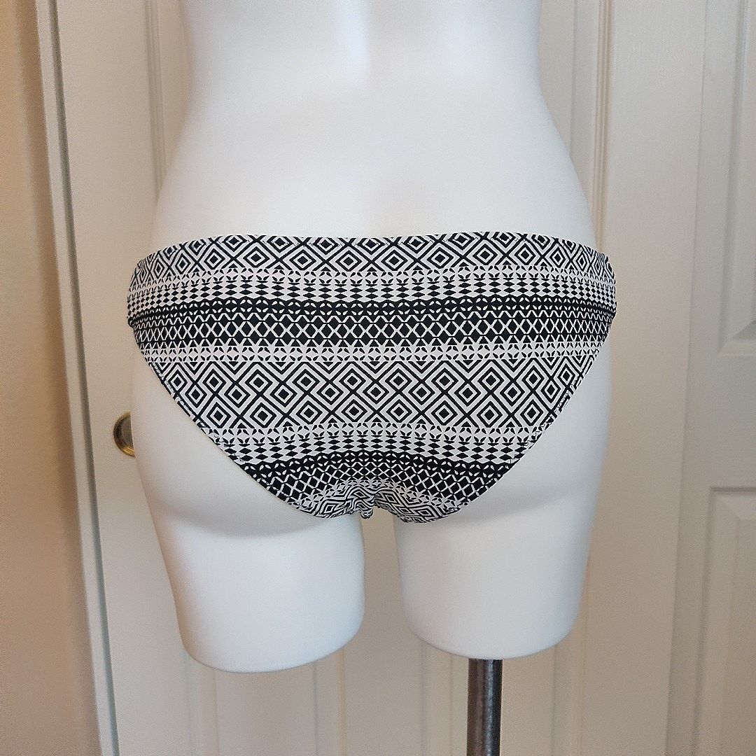 Victoria's Secret Pair of The Strappy Cheeky bikini bottoms sz S Size ONE SIZE - 9 Thumbnail