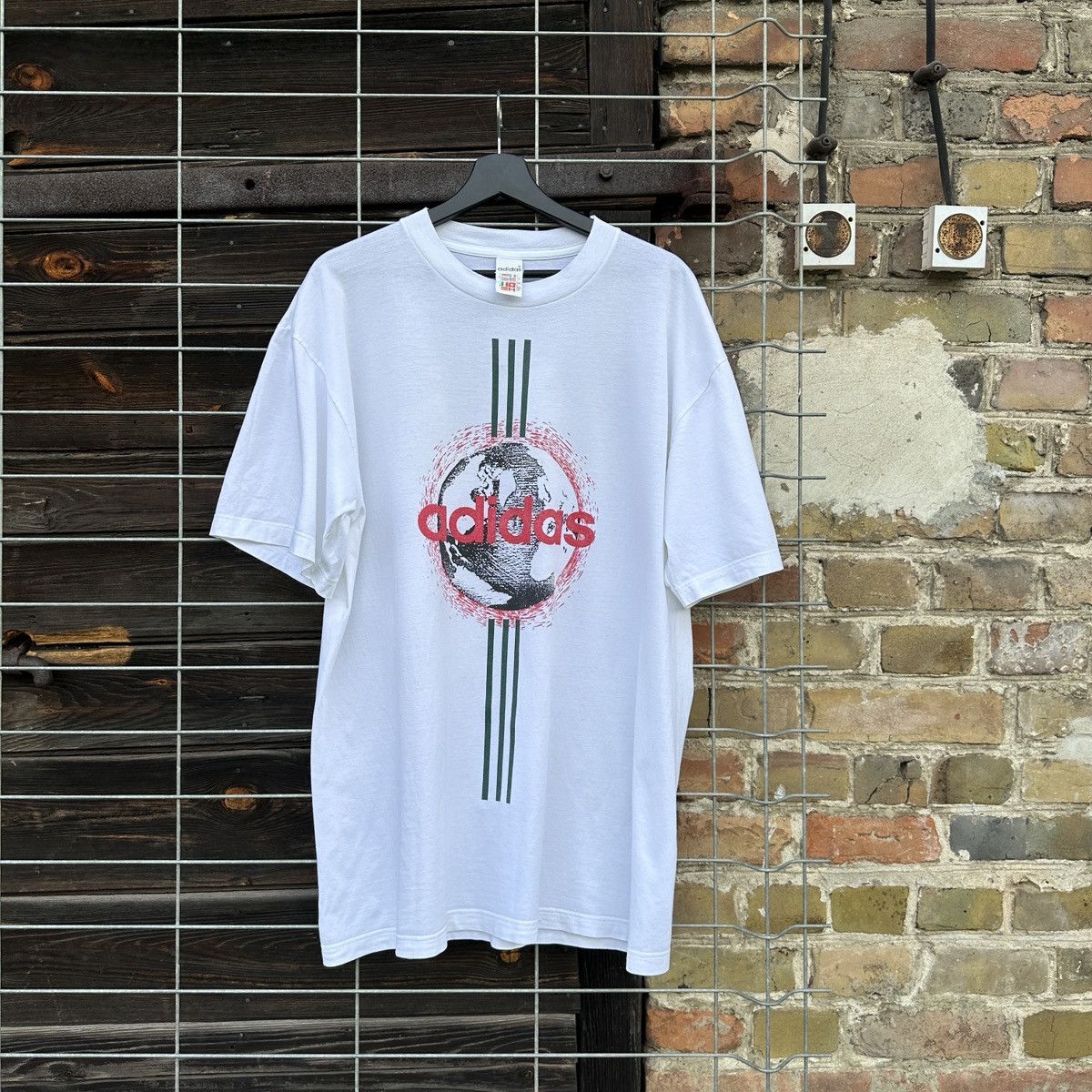 Adidas Vintage Adidas 90s T-shirt Shirt Tee Graphic Football World Size US L / EU 52-54 / 3 - 1 Thumbnail