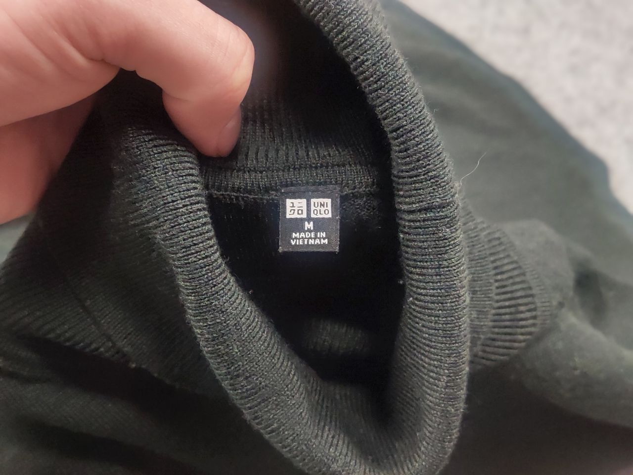 Uniqlo Uniqlo light wool Sweater high turtleneck collar dark green Size US M / EU 48-50 / 2 - 11 Thumbnail