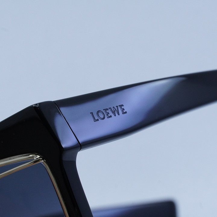 Loewe Loewe LW40012I 05B Sunglasses Black/Gold Shield Frame Size ONE SIZE - 4 Thumbnail