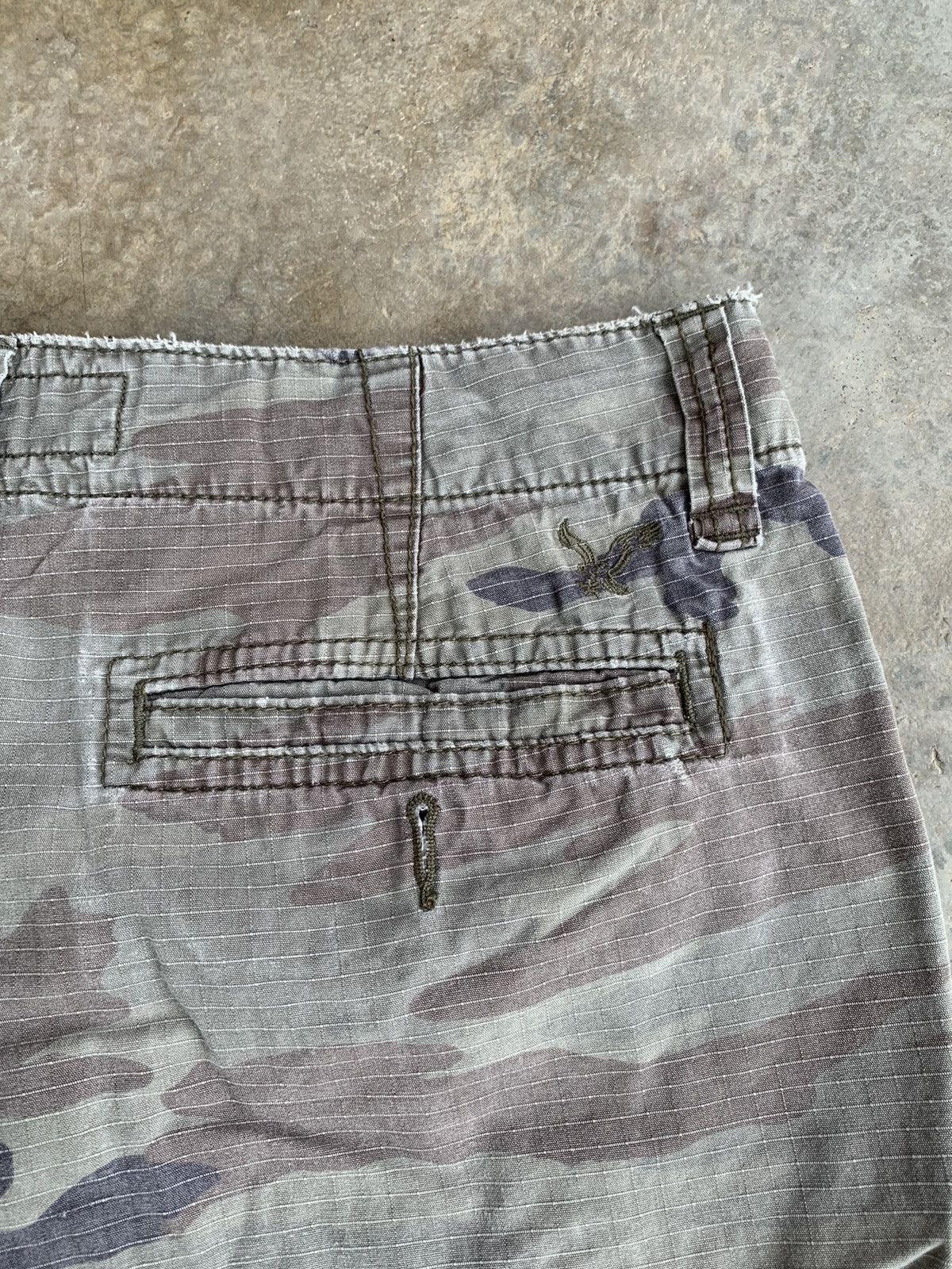 American Eagle Outfitters 🔊 American Eagle Longboard Camo Cargo Short Pants Size US 33 - 7 Thumbnail