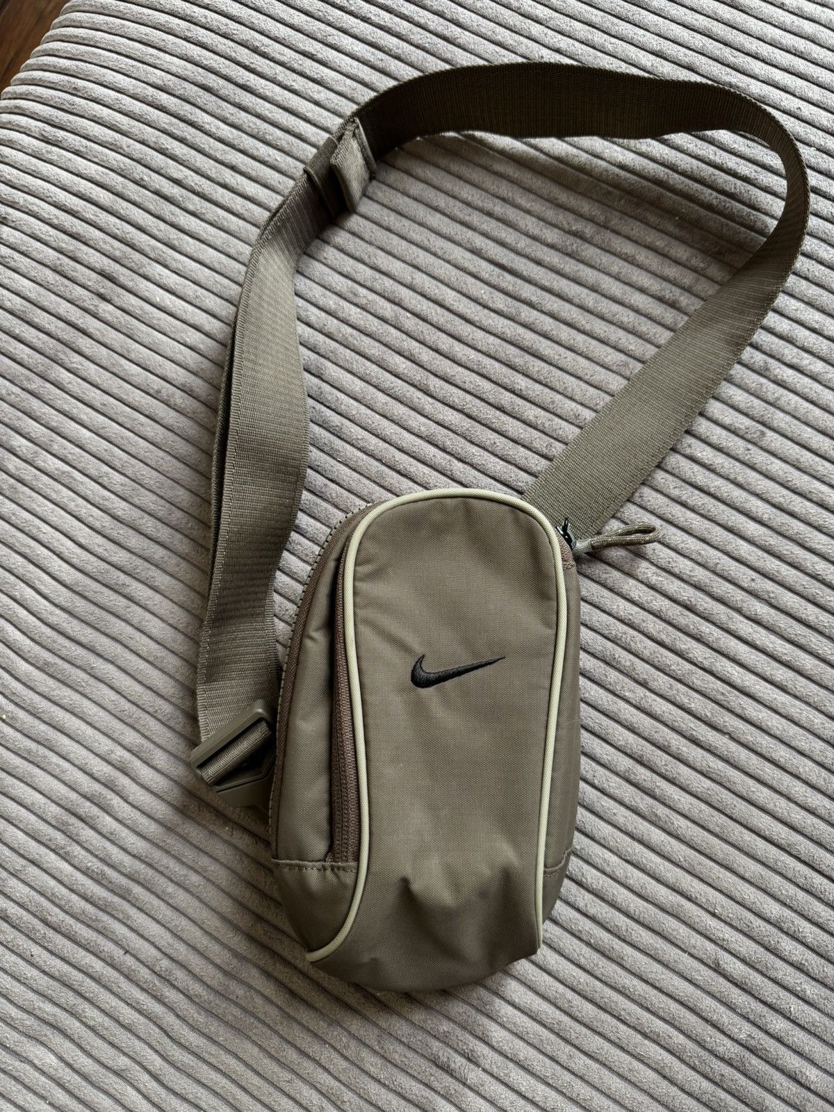 Nike Y2K Nike Vintage Crossbody Sling Bag Backpack Streetwear Hyp Size ONE SIZE - 1 Thumbnail