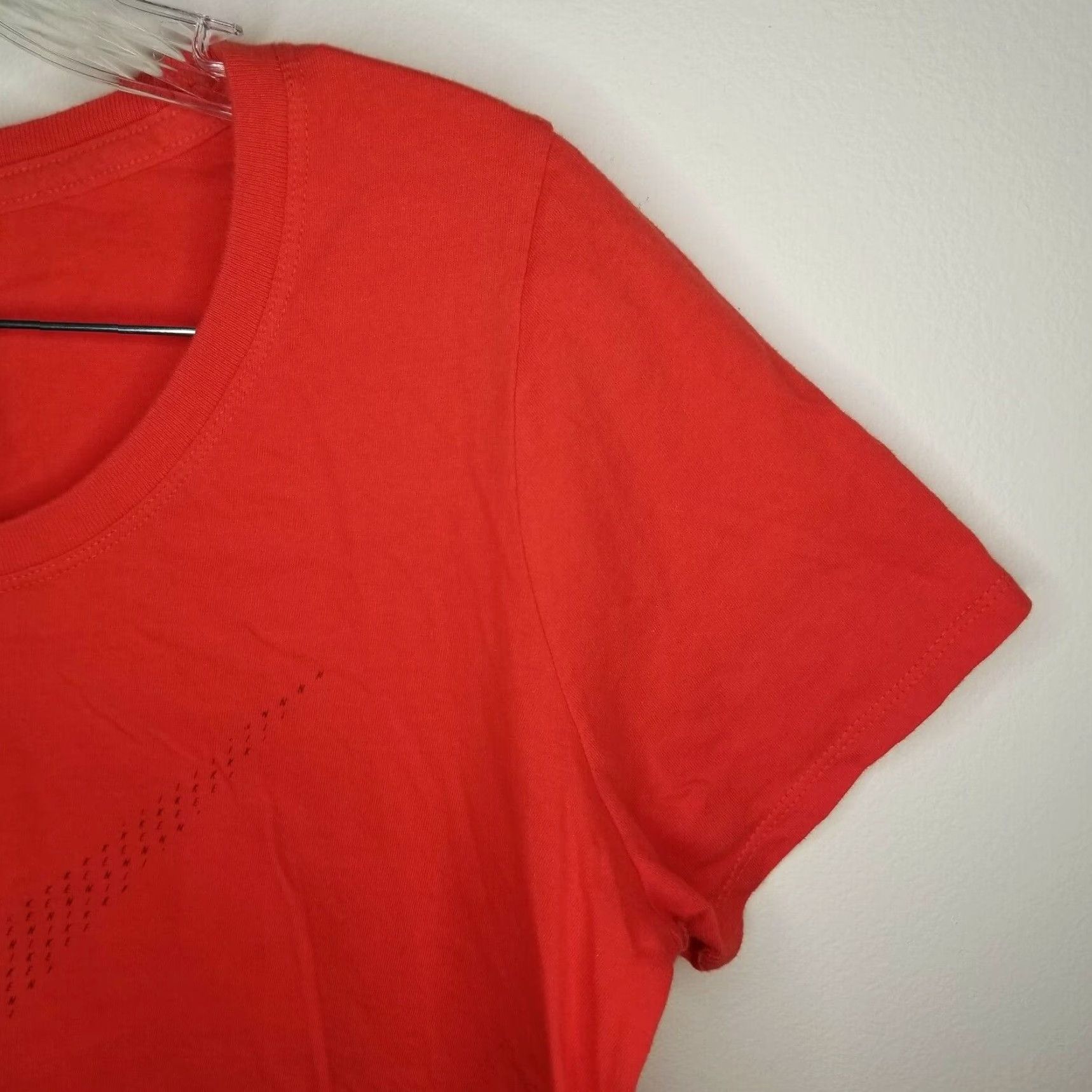 Nike Nike T-Shirt Womens Orange Short Sleeve Large Mens is incorrect, it should be Womens at the end: Nike T-Shirt Orange Short Sleeve Large Womens Size L / US 10 / IT 46 - 3 Thumbnail