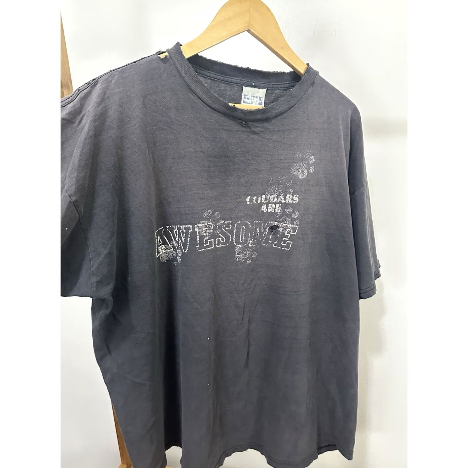 Tultex VTG 90s Cougars Are Awesome MILF Gradient Sun Faded Worn Thrashed T-Shirt 2XL Size US XXL / EU 58 / 5 - 3 Thumbnail