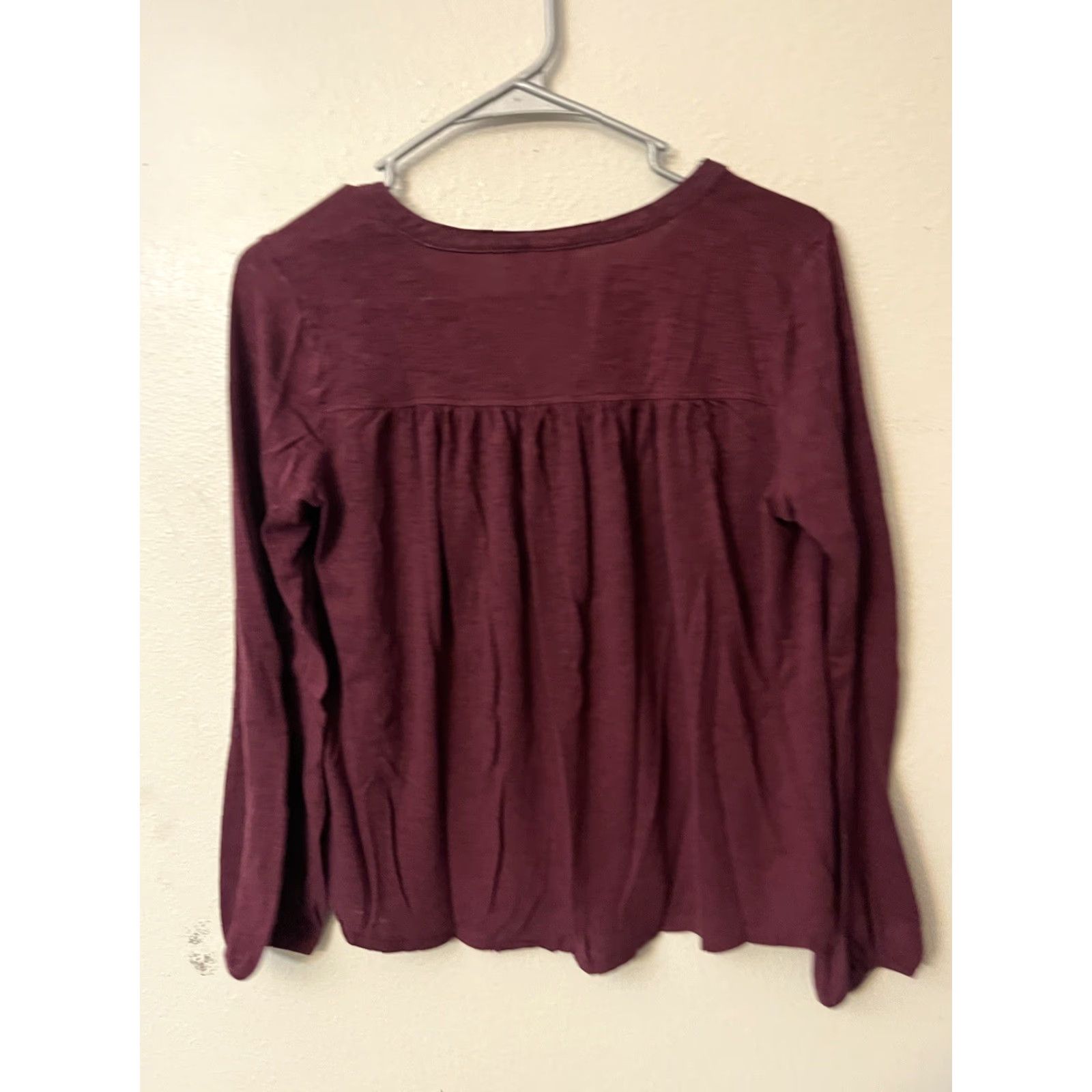 Gap Gap Blouse Shirt Womens Small Maroon V-Neck Long Sleeve Henley Boho Casual Pullover Rayon Regular Split Neck Size S / US 4 / IT 40 - 3 Thumbnail