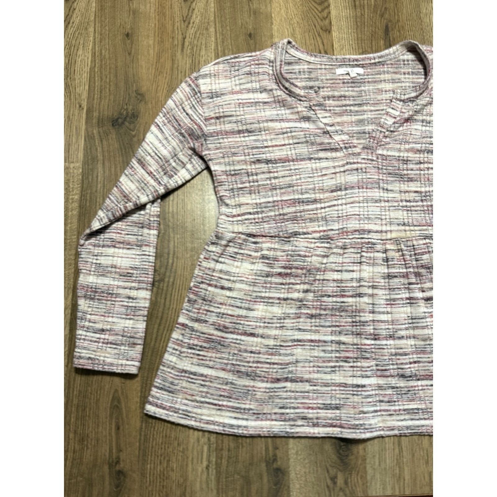 Vintage Maurices Shirt Women's Size Small Gray White Red Long Sleeve V-Neck T-Shirt Casual Modern Knit Regular 95%? Size S / US 4 / IT 40 - 3 Thumbnail