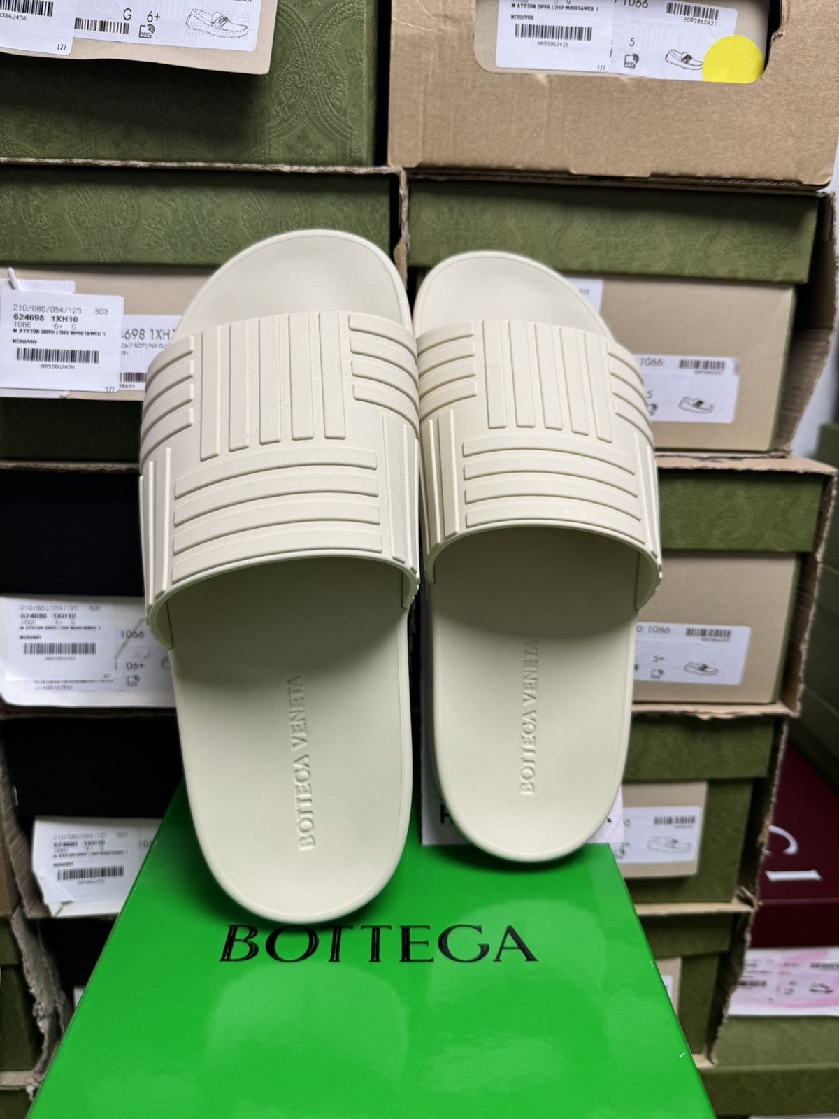 Bottega Veneta Bottega Veneta Embossed Rubber Slides Size US 9 / EU 42 - 4 Thumbnail